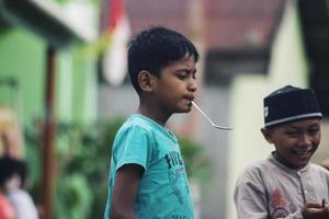 sorong, papua, indonesien 2021- människor firar indonesiens självständighetsdag med olika tävlingar foto