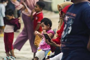 sorong, papua, indonesien 2021- människor firar indonesiens självständighetsdag med olika tävlingar foto