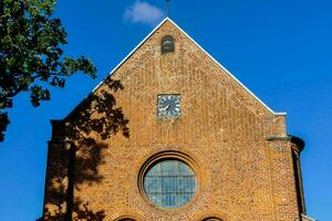 en kyrka mot en blå himmel foto