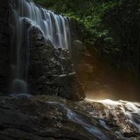 tropisk regnskog vattenfall lång explosion foto