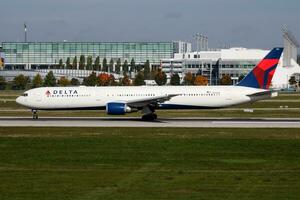 delta flygbolag boeing 767-400 n834mh passagerare plan avresa på munich flygplats foto