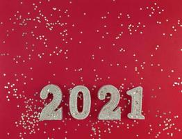 gratulationskort nyår 2021. siver glitter figurer och stjärnor foto