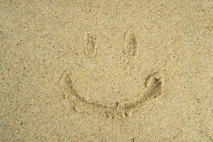 leende symbol dragen på de sand foto