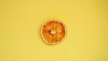 torkad apelsin på en gul bakgrund. foto