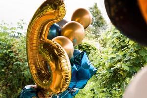sammansättning av heliumballonger guld och blå - stor figur på sex foto