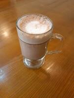latte. kaffe dryck i en glas glas. morgon- cappuccino foto