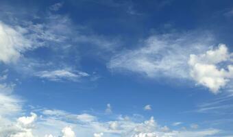 vitt moln på blå himmel bakgrund foto