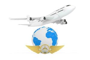 vit jet passagerare flygplan över jord klot och gyllene pilot vinge emblem, bricka eller logotyp symbol. 3d tolkning foto