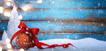 glad jul och Lycklig högtider hälsning kort, ram eller baner design. ny år. noel. jul träd och ornament på ljus blå bakgrund. vinter- xmas Semester tema. foto