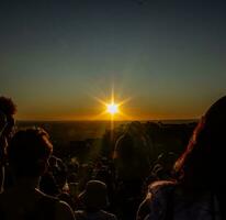 människor njuter de solnedgång på en musik festival i de stad av Lissabon, portugal. foto