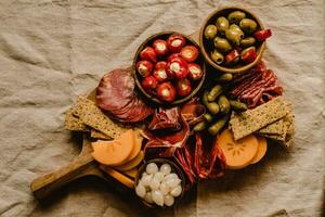 antipasto tallrik med salami, jamun, oliver och ättiksgurka foto