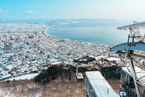 skön landskap och stadsbild från hakodate berg med snö i vinter- säsong. landmärke och populär för attraktioner i Hokkaido, japan.resor och semester begrepp foto