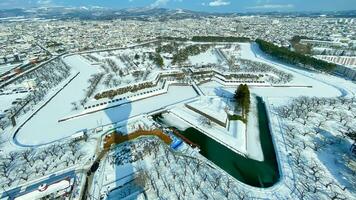 skön landskap och stadsbild från goryokaku torn med snö i vinter- säsong. landmärke och populär för attraktioner i Hokkaido, japan.resor och semester begrepp foto