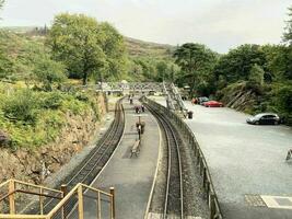 norr wales i de Storbritannien i september 2023. en se av en ånga tåg på tan-y-bwlch station i norr wales foto