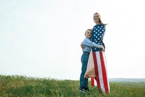 ensamstående mamma med son på självständighetsdagen i usa foto