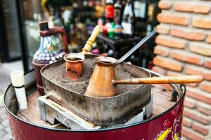 traditionell turkiska kaffe kastruller beredd på varm sand foto