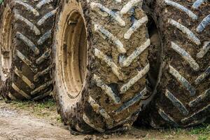 smutsig dubbel- hjul av lantbruk traktor på solig dag foto