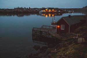 norge rorbu hus och berg stenar över fjorden foto
