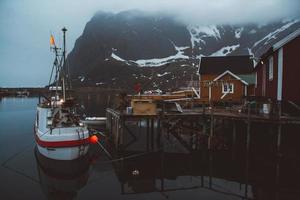 norge rorbu hus och berg stenar över fjorden foto