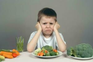 kinkig pojke handla om vegetabiliska middag. generera ai foto
