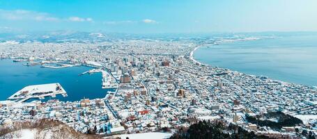skön landskap och stadsbild från hakodate berg med snö i vinter- säsong. landmärke och populär för attraktioner i Hokkaido, japan.resor och semester begrepp foto