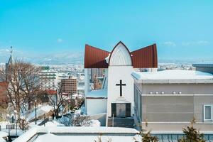biskops- kyrka med snö i vinter- säsong, grundad förbi ett engelsk präst vem besökta hakodate i 1874. landmärke och populär för attraktioner i Hokkaido, japan. resa och semester begrepp foto