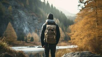 ett person stående innehav ryggsäck utforska natur foto