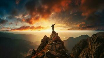 stående silhuett erövrar berg topp dramatisk himmel foto