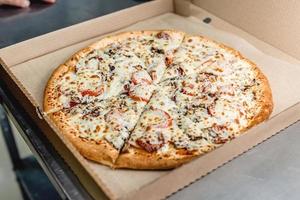nylagad takeaway pizza på en köksbänk foto