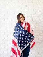 vacker ung kvinna med amerikansk flagga foto