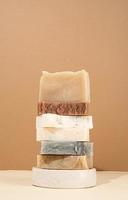 tornstapel av olika handgjorda tvålar på gräddbakgrund foto