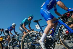 bergamo Italien 2023 bankgiro di lombardia cyklister klättrande de klättra av de zambla kulle foto