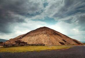 pyramider av de Sol och måne foto