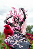 härlig elegans i de hjärta av kolula cempasuchil fält en fascinerande dag av de död- fotografering, terar en fantastisk kvinna förvandlas in i en Catrina, betalande till de tradition av dö de muertos foto