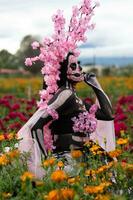 härlig elegans i de hjärta av kolula cempasuchil fält en fascinerande dag av de död- fotografering, terar en fantastisk kvinna förvandlas in i en Catrina, betalande till de tradition av dö de muertos foto