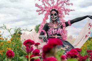 härlig elegans i de hjärta av kolula cempasuchil fält en fascinerande dag av de död- fotografering, terar en fantastisk kvinna förvandlas in i en Catrina, betalande till de tradition av dö de muertos foto