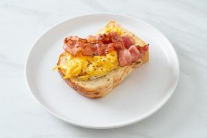 toast med äggröra och bacon foto