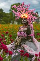 härlig elegans i de hjärta av kolula cempasuchil fält en fascinerande dag av de död- fotografering, terar en fantastisk kvinna förvandlas in i en Catrina, betalande till de tradition av dö de muertos foto