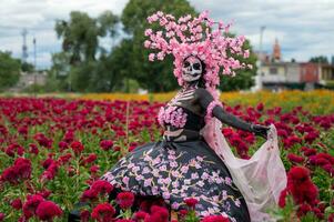 härlig elegans i de hjärta av kolula cempasuchil fält en fascinerande dag av de död- fotografering, terar en fantastisk kvinna förvandlas in i en Catrina, betalande till de tradition av dö de muertos foto