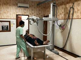 klaten, Indonesien, augusti 15, 2023. hälsa arbetare, sjuksköterskor är utför ct skannar på patienter i sjukhus, klaten, indonesien foto