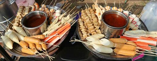 oden japansk oden, fiskkaka och vegetabiliska gryta. japannese mat på traditionell marknadsföra foto