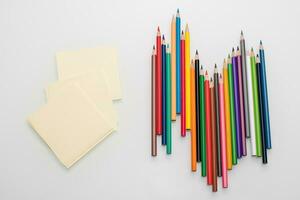 rena ark för anteckningar och Färg pennor på vit bakgrund topp se foto