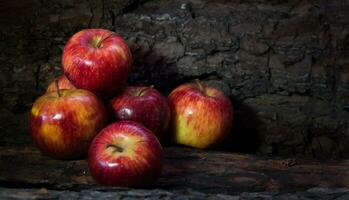 grupp av röd äpplen på mörk rustik bakgrund foto