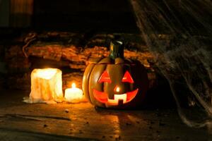 dekoration för de firande av hallowen med pumpor, spindlar, ljus foto