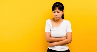 deprimerad tjej ensam sitter stilla på en gul