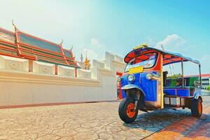 blå tuk tuk, thai traditionell taxi i bangkok thailand. foto