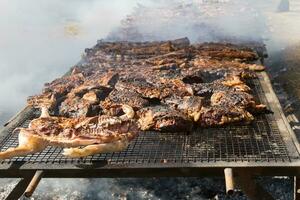 traditionell kött grillad på de grill i de argentine landsbygden foto