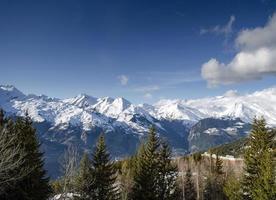 soligt franska alpernas landskap och snöig bergsutsikt i les arcs skidort nära bourg saint maurice frankrike foto