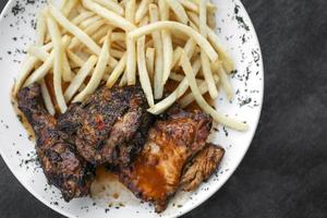 portugisisk berömd piri piri kryddig bbq -kyckling med pommes fritesmåltid