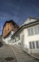 gata och traditionella hus i gamla stan i Zürich, Schweiz foto